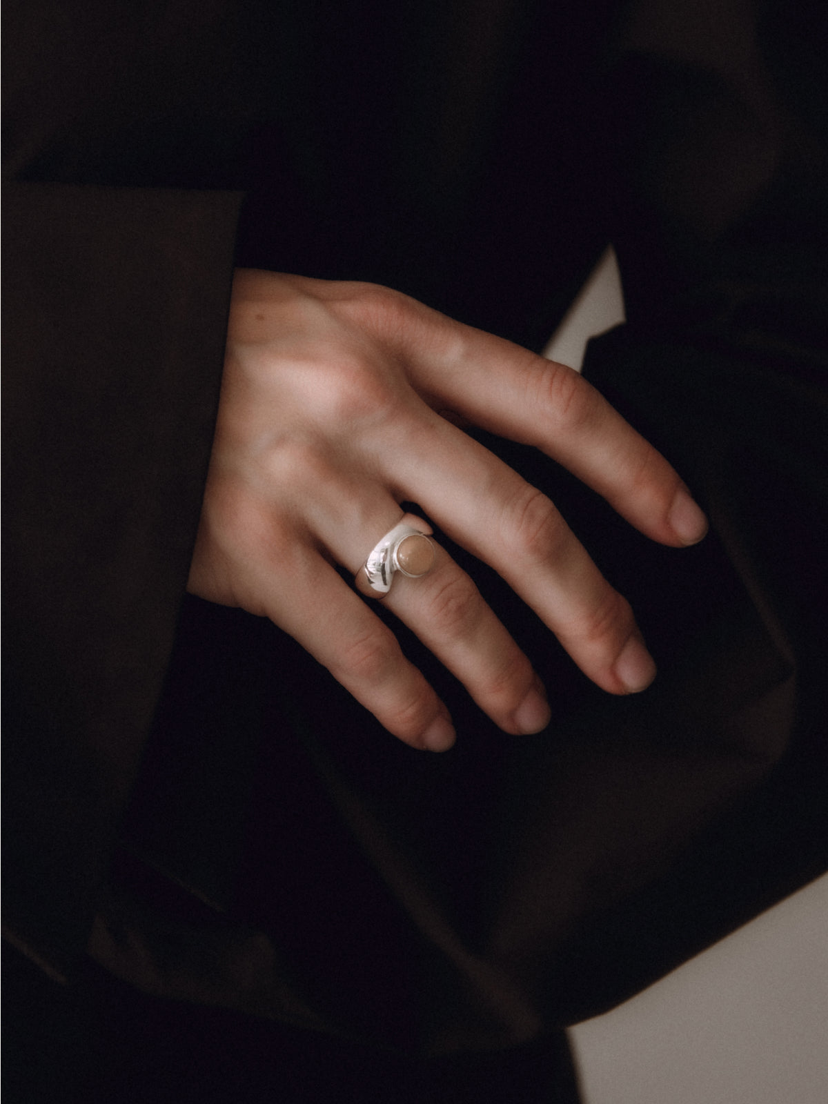 SINUOUS RING WITH ROUND GEMSTONE