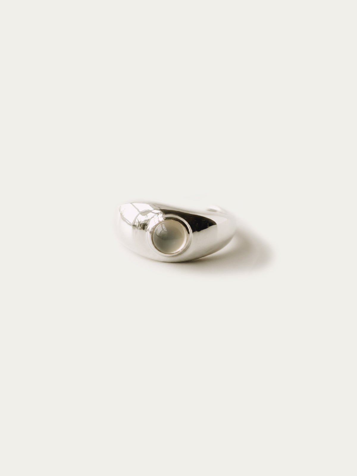 KNUCKLE RING WITH ROUND GEMSTONE