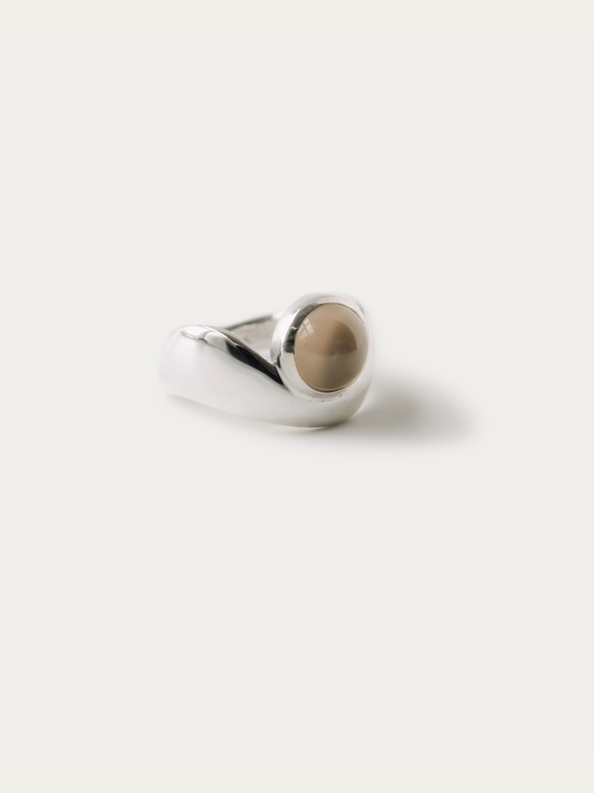 SINUOUS RING WITH ROUND GEMSTONE