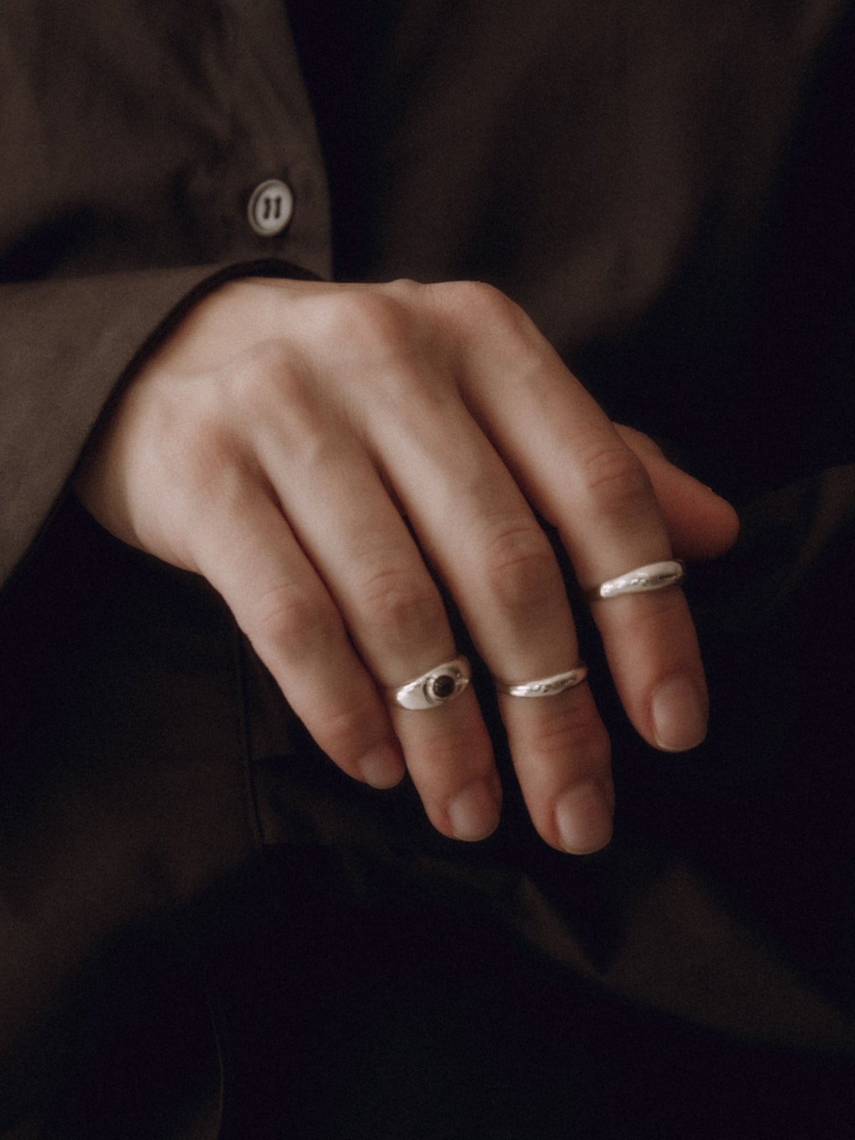 KNUCKLE RING WITH ROUND GEMSTONE